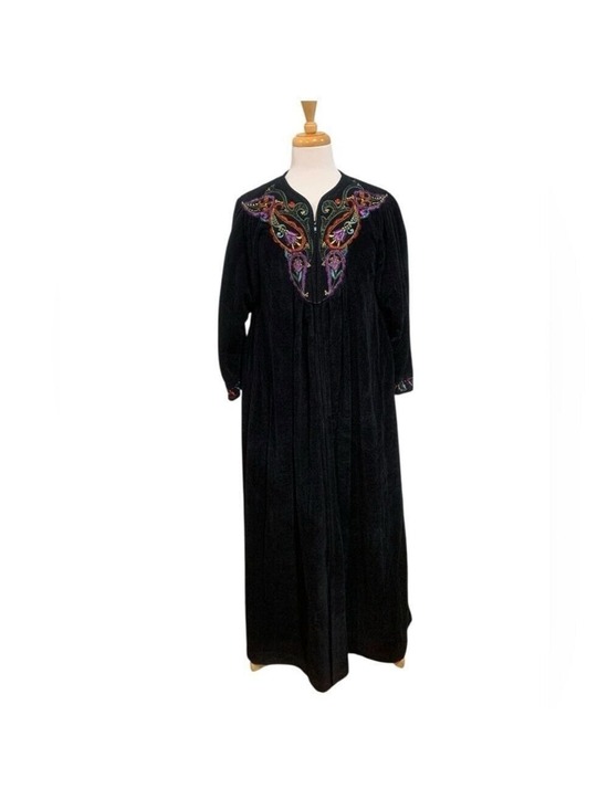 Vanity Fair Other - Vntg embroidered Vanity Fair black plush front zip house robe with two pockets